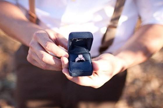 Man met verlovingsring doet aanzoek en koopt een gouden ketting voor de huwelijksverjaardag – BAUNAT